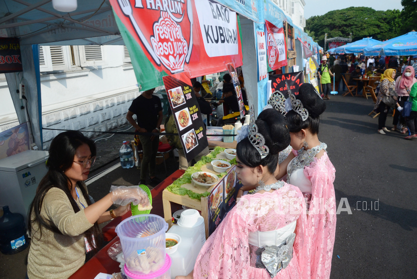 Festival Baso Juara 2018 - Visitors in traditional Indonesian kebaya at vendor stalls