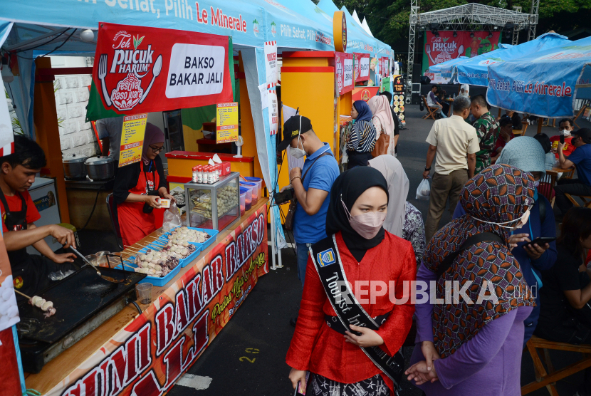 Festival Baso Juara 2018 - Bustling vendor area with Bakso Bakar Jali stalls and festival crowds