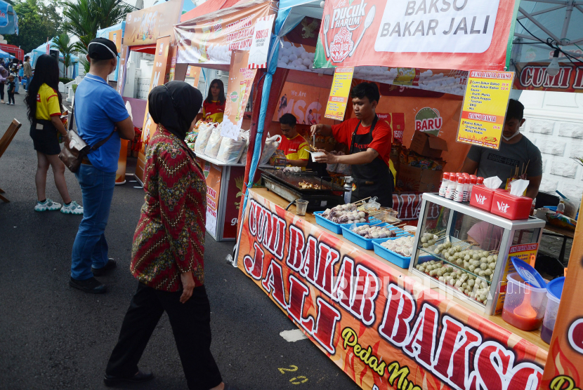Festival Baso Juara 2019 - Bakso Bakar Jali vendor stall with customers and traditional food preparation