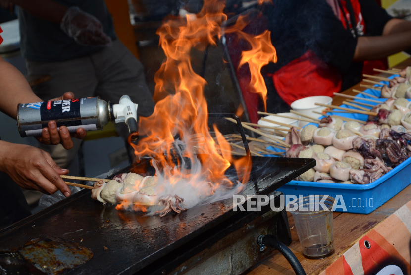 Festival Baso Juara 2019 - Dramatic grilling flames during bakso bakar (grilled meatball) preparation